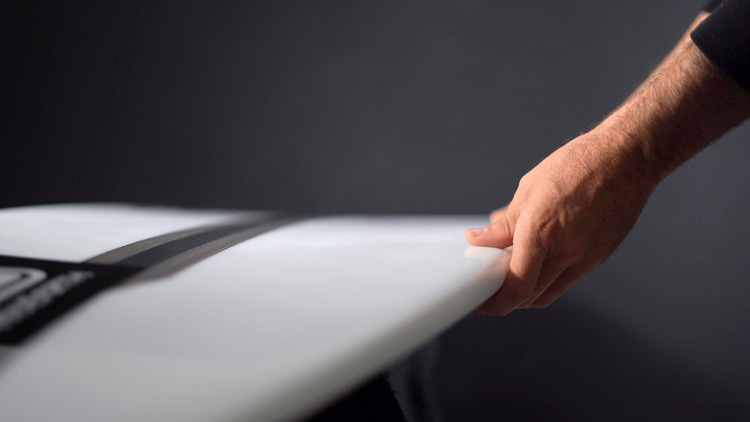 Surfboard design: shapers are now using several foam blanks and resins | Photo: Shutterstock