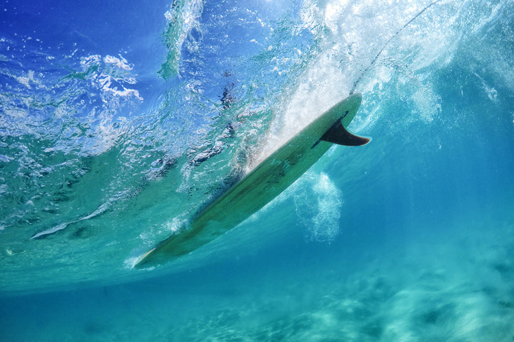 Surfboard rails: the element of surfboard shaping and design that influences turning, stability, speed, and resistance | Photo: Shutterstock