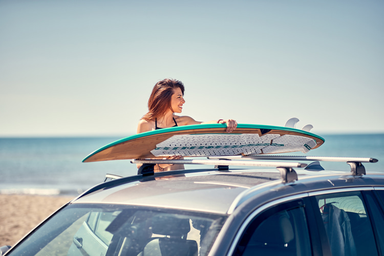 Surfboard roof cars: the safest and most comfortable way of transporting a surfboard on your vehicle | Photo: Shutterstock