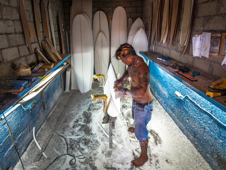 Surfboard shapers: in the pre-CAD era, volume was not a relevant variable | Photo: Shutterstock