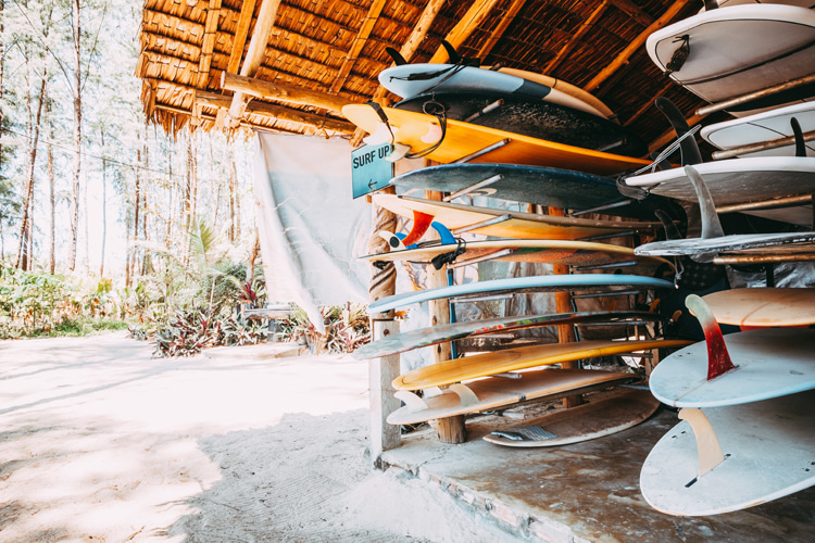 Storing surfboards: keep them in a dry and cool place and always under a shade | Photo: Shutterstock