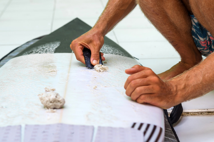 Surf wax: removing dirty wax can take a kilogram off your surfboard | Photo: Shutterstock