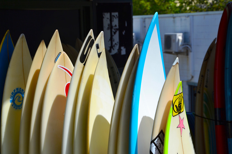 Surfboards: endless shapes, sizes and colors | Photo: Simon_sees/Creative Commons
