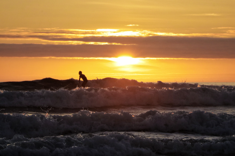 Surfing: there's nothing like a sunset session to make the world a better place | Photo: Renato Marins