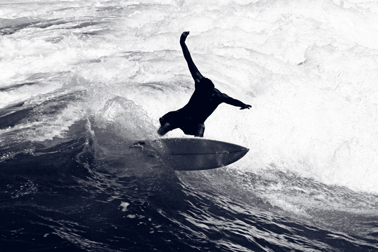 Surfing: waves riding and cigarettes are not compatible | Photo: Shutterstock