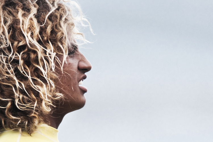 Surfer hair: learn how to get a long, curly and sun-bleached hair | Photo: Red Bull