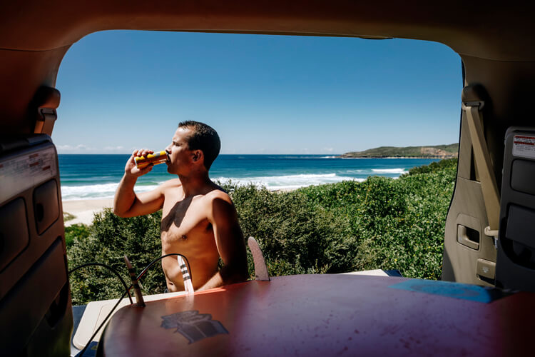 Surfers: prolonged sun exposure requires constant hydration | Photo: Red Bull