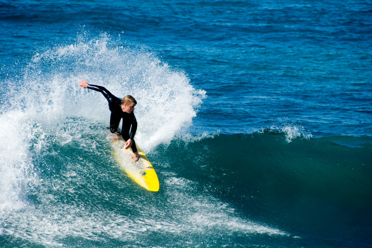 Rails: the rounded perimeters of the surfboard that extend from nose to tail and from deck to bottom | Photo: Shutterstock