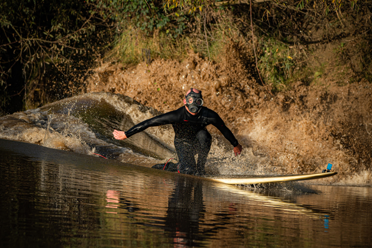 UK: after spending time in polluted water, British surfers contracted ear infections which led to tinnitus | Photo: SAS