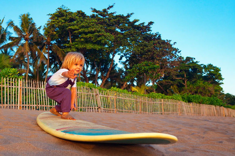 Kids: parents can instill the love of surfing in their children | Photo: Shutterstock