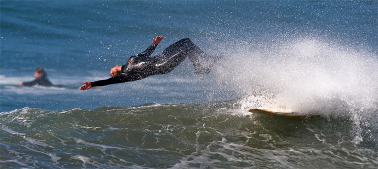 Surfing: never fall head first into the water | Photo: Mike Baird/Creative Commons