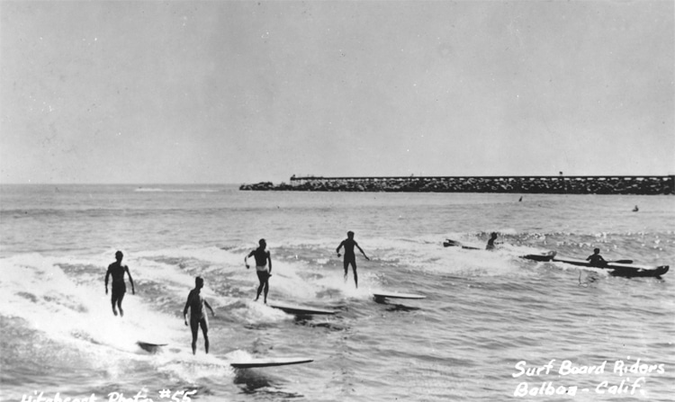 Corona del Mar, 1950s: before the shortboard revolution, surfboards measured between 9 to 11 feet | Photo: Tom Pulley Collection/Creative Commons