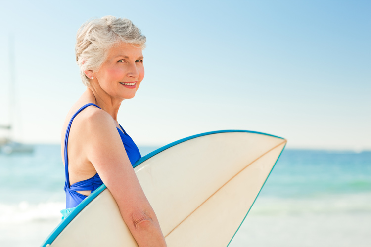 Surfing: the number of surfers in their 70s and 80s is growing | Photo: Shutterstock
