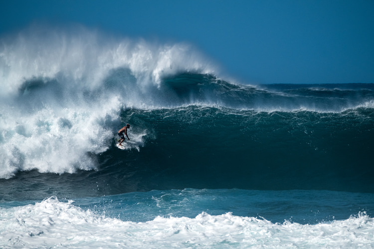 Surfing: waves are measured in increments of fear | Photo: Shutterstock