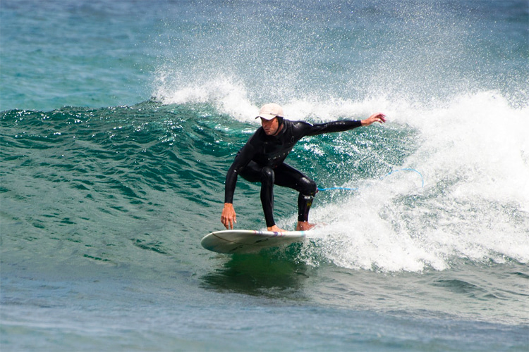 Surfing hats: headware that protects your skin, eyes, and ears | Photo: Weeks/Creative Commons