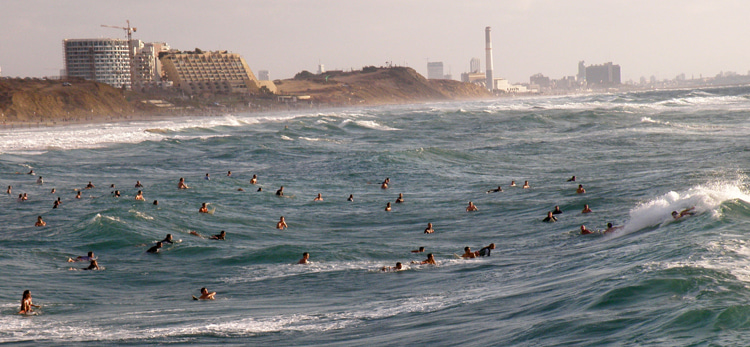 Herzliya Beach: one of the top surf spots in Israel | Photo: Almog/Creative Commons