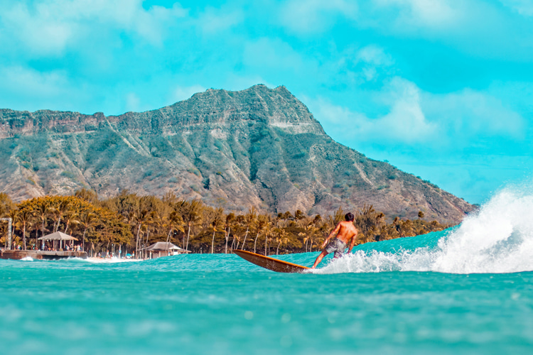 Waikiki, Honolulu: one of the best surfing regions on the South Shore of Oahu | Photo: Shutterstock