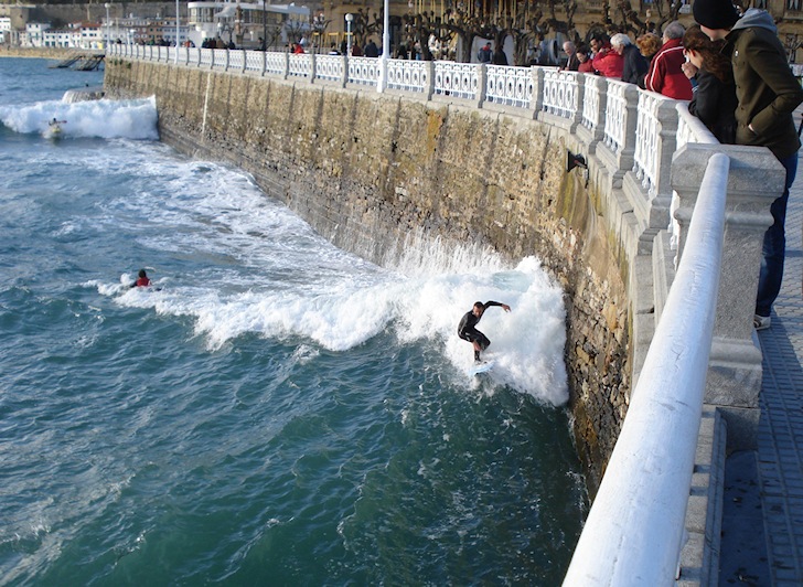La Concha, Santander: another surf in the wall | Photo: Urrun60