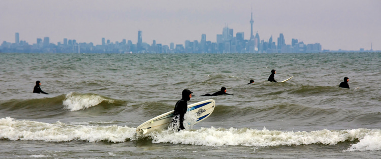 Lake Ontario: waves are rare, but when they appear, local surfers enjoy them to the fullest | Photo: Frances Maas/Creative Commons