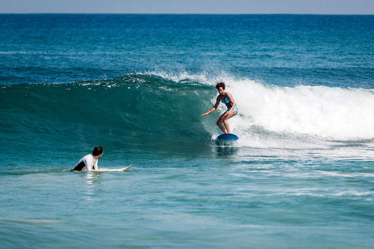 Surfing: is it difficult to learn how to ride a wave? | Photo: Shutterstock