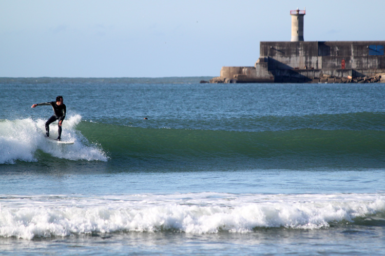 Matosinhos: an urban beach break with more than 300 days of surf per year | Photo: SurferToday
