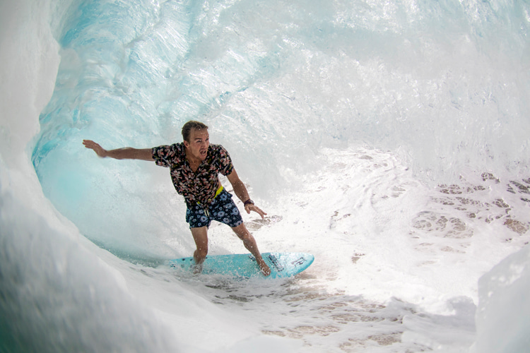 Shorebreak wave: a wave that detonates on very shallow water or even sand | Photo: Red Bull