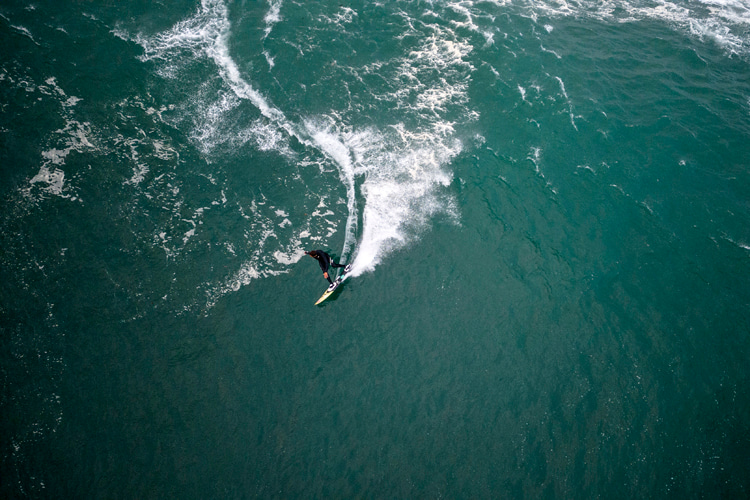 Velocity: surfers can reach speeds of 50 miles per hour (80 kilometers per hour) while riding a big wave | Photo: Red Bull