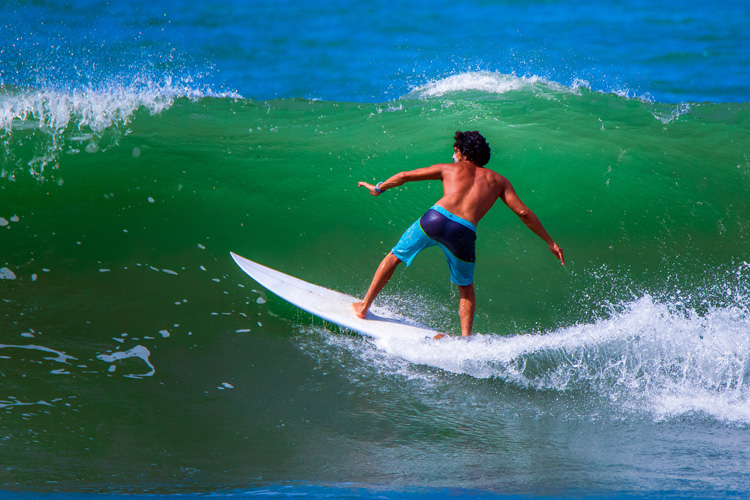 Surfing stance: learn how to position your feet and body while riding a wave | Photo: Shutterstock