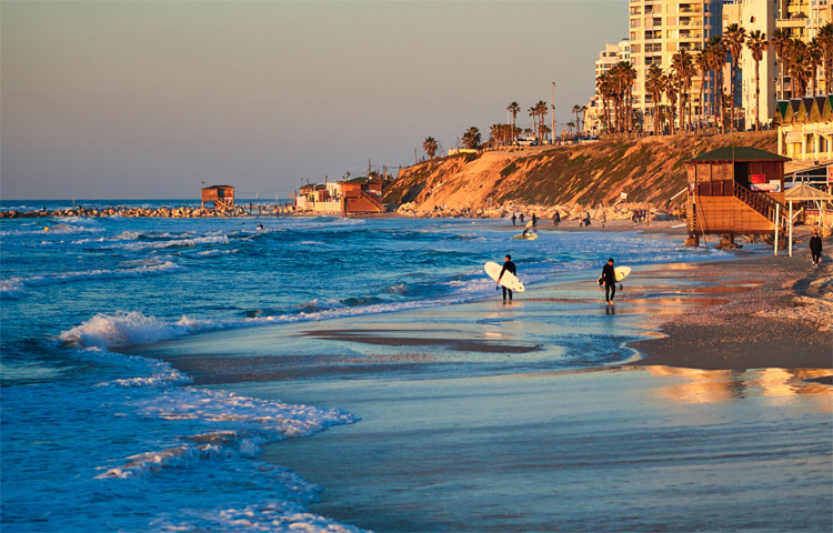 Tel Aviv: the capital of surfing in Israel reminds us of Southern California | Photo: Visit Israel