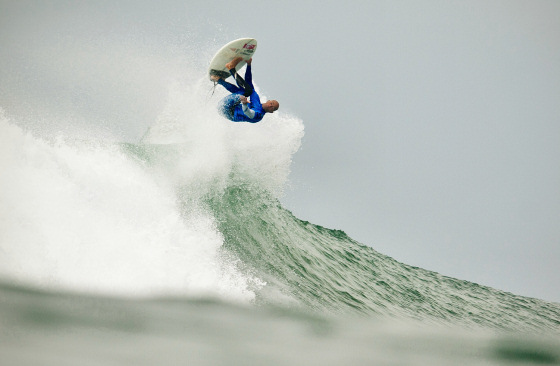 Kelly Slater: inverted surfing