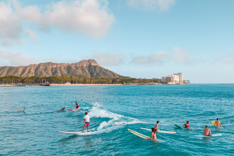 Surfing in Waikiki: one of the most beautiful places to learn how to surf | Photo: Jeff Vide/Creative Commons
