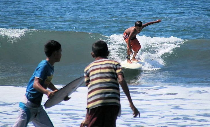 San Luis Talpa: a new generation of surfers is born