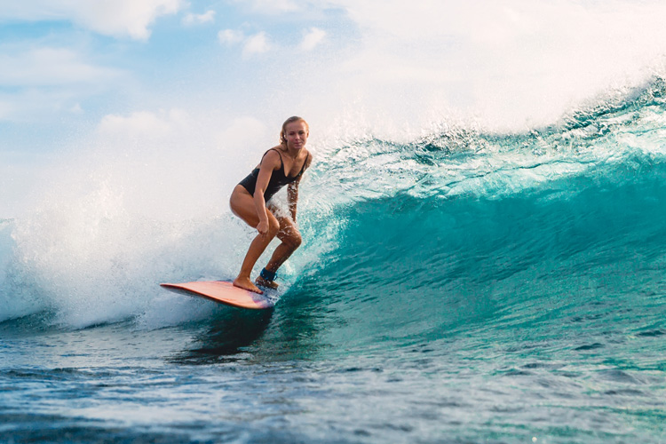 Surfing: whether you're regular or goofy foot, you should adopt a proper stance | Photo: Shutterstock