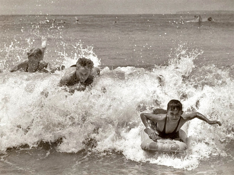 Surf-o-plane: the world's first surf mat was built by Ernest Smithers in 1932 | Photo: Samuel J. Hood Studio