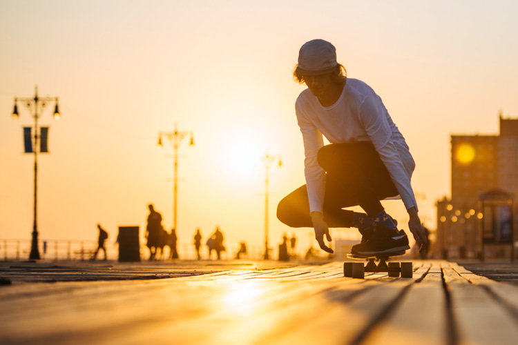 Surfskates: a skateboard designed and built for simulating the curved lines a surfer performs on a wave on concrete | Photo: Shutterstock