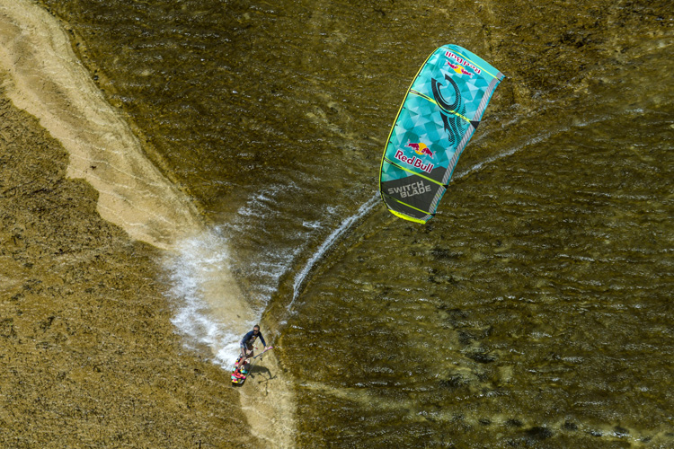 Susi Mai: the veteran kiteboarder dominated the women's race held on the sand dunes of Lençóis Maranhenses national park | Photo: Maragni/Red Bull