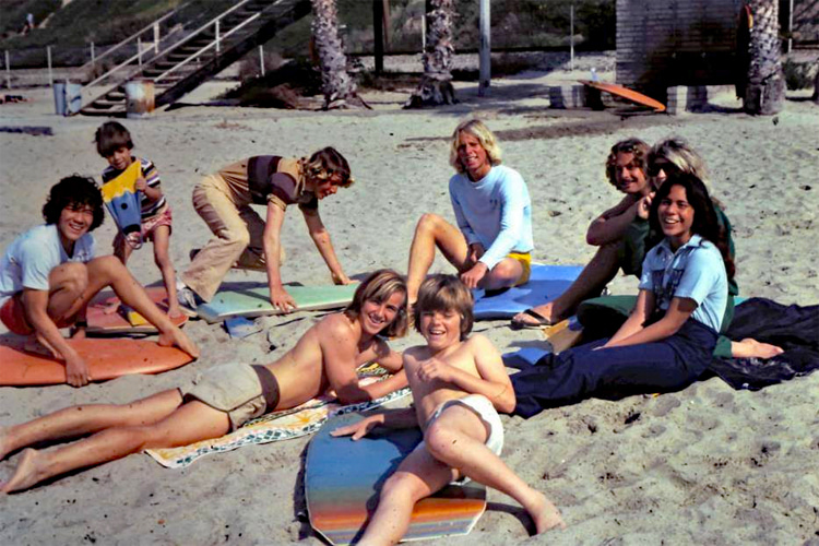 T-Street, 1970s: youngsters enjoying beach life with their boogies | Photo: History of Bodyboarding