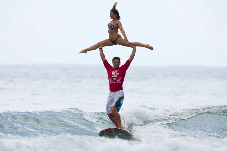 Tandem surfing: it takes two to ride | Photo: ITSA