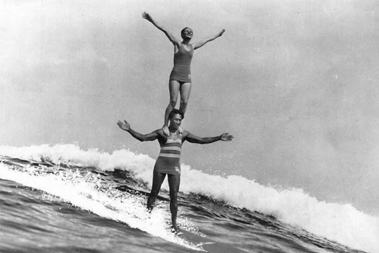 Duke Kahanamoku and Isabel Letham: they were one of the first ambassadors of tandem surfing