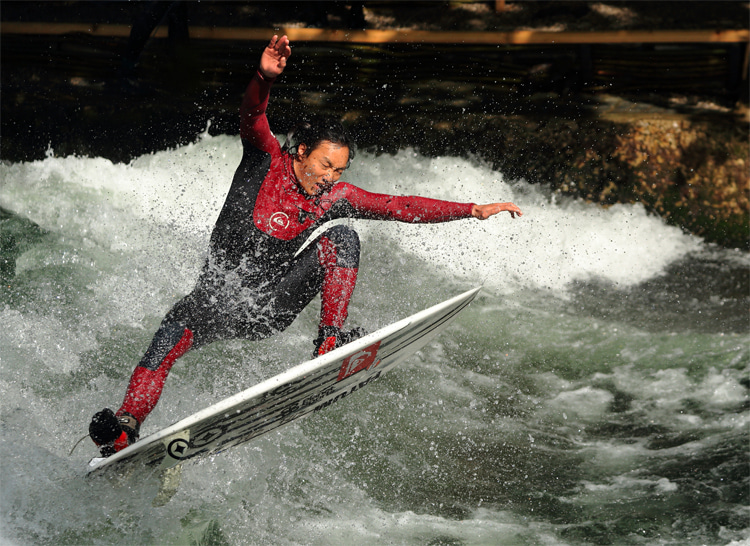 Tao Schirrmacher: one of Munich's most experienced Eisbach River wave surfers | Photo: Martin Falbisoner/Creative Commons