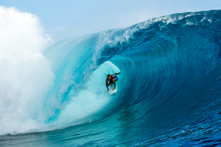 Teahupoo, Tahiti: when swells hit the shallow reef, a deep and thick barrel emerges | Photo: WSL