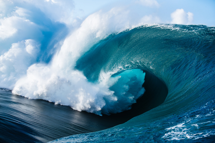 Barrels: the hollower, the more more explosive the gust of air and spray | Photo: WSL
