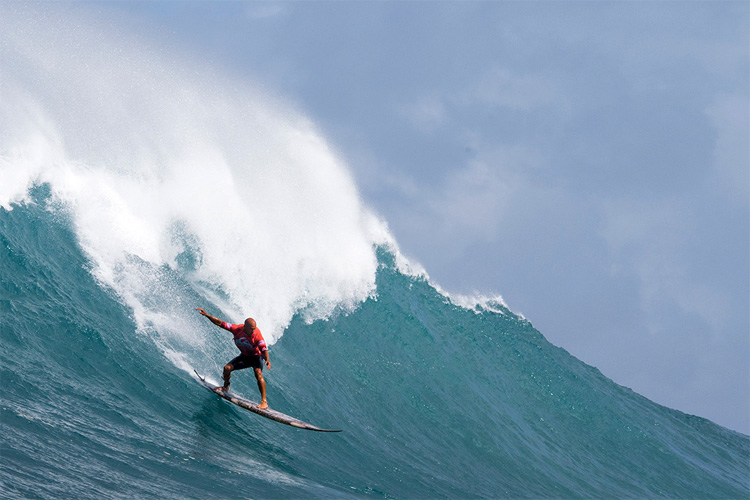 Shane Dorian: descending the mountain at the Quiksilver In Memory of Eddie Aikau | Photo: Quiksilver