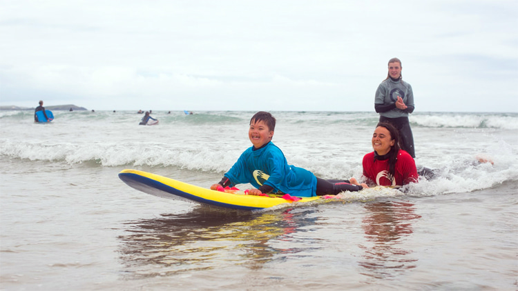 The Wave Project: surfing provides profound and long-term benefits to the well-being of children facing social and emotional isolation | Photo: The Wave Project