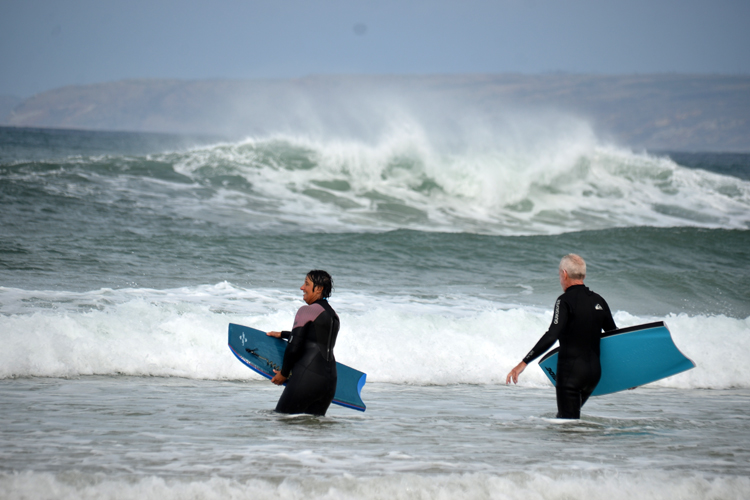 The Board Stiffs: riding waves in the cold water season is never a problem | Photo: Board Stiffs