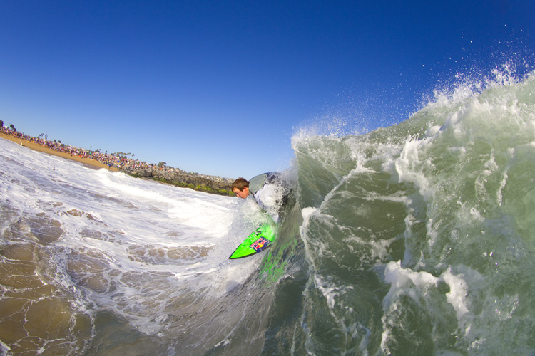 The Wedge: the pounding shore break often breaks human bones | Photo: Noyle/Red Bull