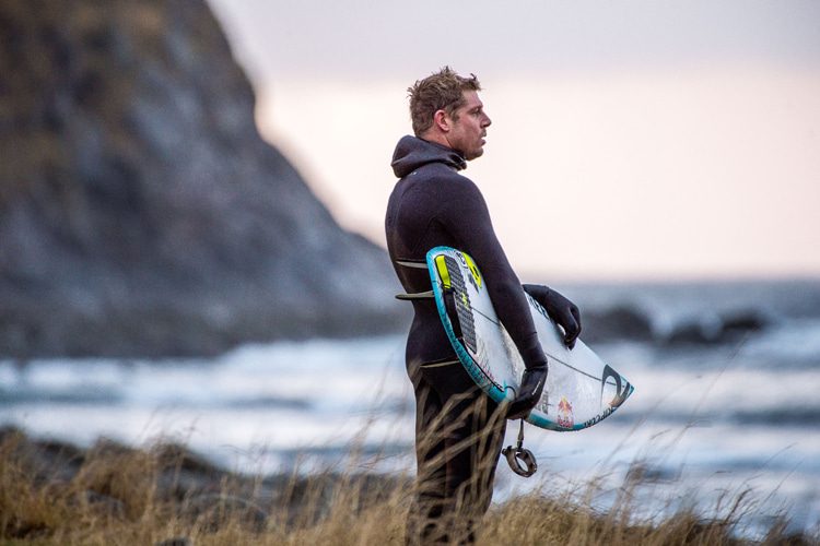 Wetsuits: some surfers develop skin allergies to neoprene | Photo: Red Bull