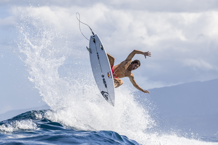 Thruster: three fins are the most popular surfboard setup around the world | Photo: Red Bull