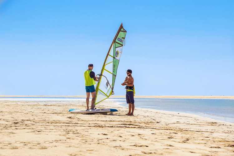 Windsurfing: learning to windsurf is easy and fast | Photo: Shutterstock