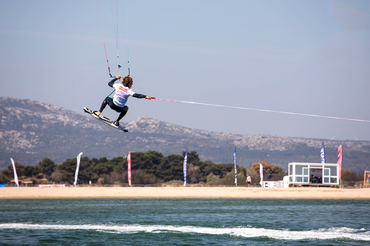Kite tow-ups: exciting and dangerous | Photo: Bromwich/GKA